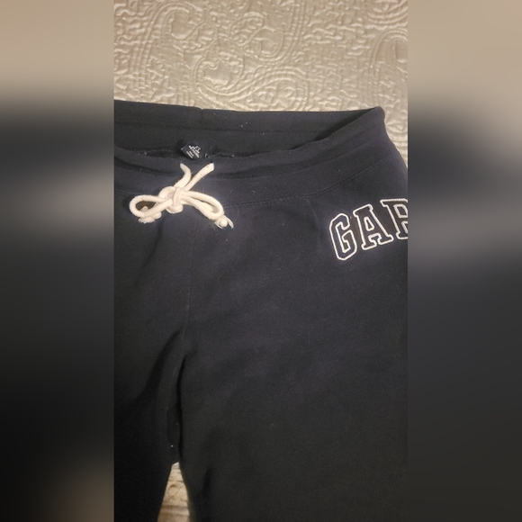 💜4/$20💜Gap sweatpant capris - Picture 3 of 5